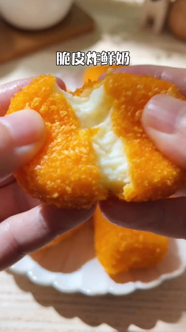 脆皮炸鲜奶这样做,外酥里嫩,孩子超爱吃!一口一个,满口奶香