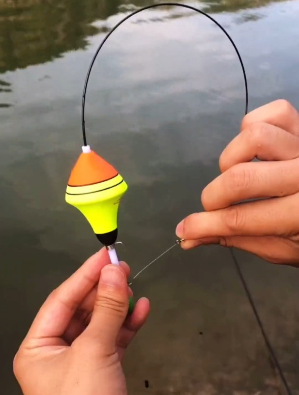 我爱发明的又一发明火了,“自动钓鱼漂”,鱼来咬钩,立刻弹开