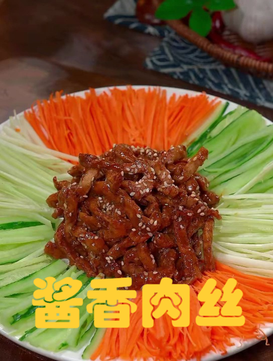 把饺子皮放锅里蒸,一蒸出锅就是一道经典的特色美食。京酱肉丝