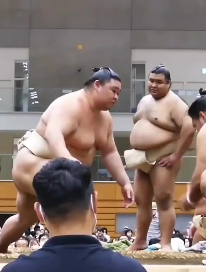 大过眼瘾!相扑手的实力太强悍,完全就是脂肪包裹的肌肉男!