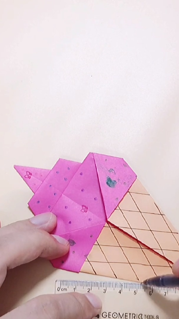 幼儿园折纸,一张纸折个漂亮的冰激凌,小朋友的手工作业