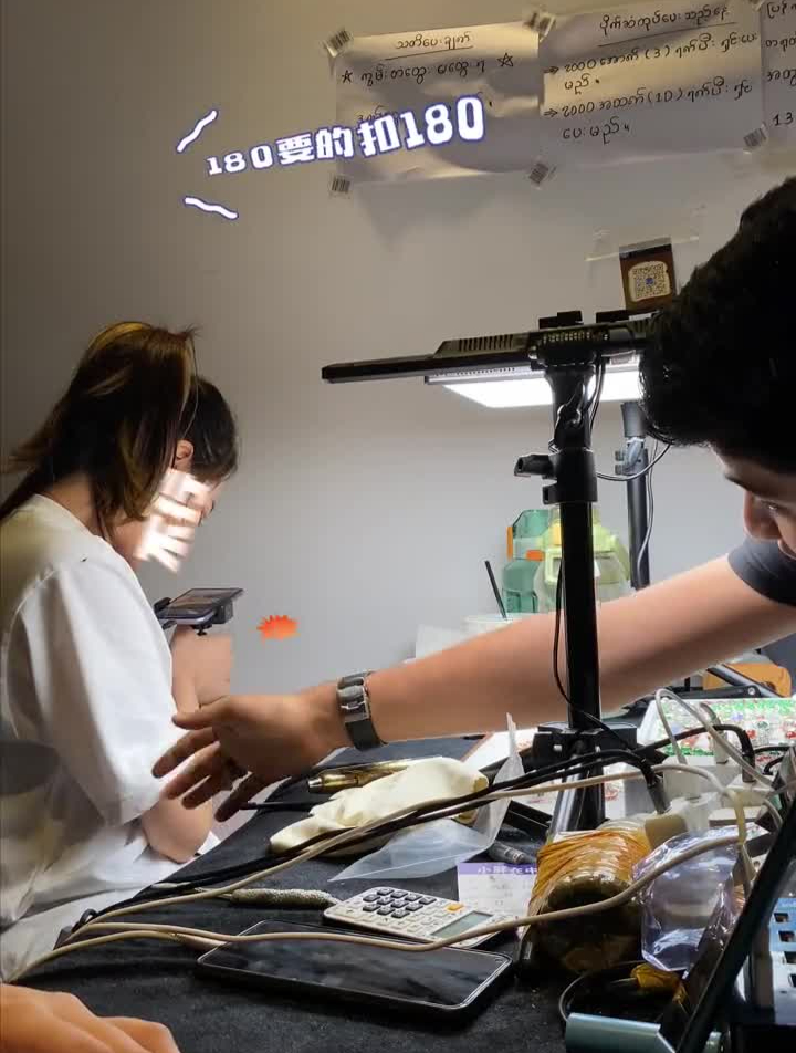 我们家主播为了让货主卖货,衣服上的小鸭子都给扯下来了翡翠