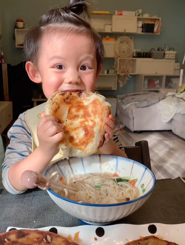 没人没吃过宫廷牛肉饼吧,超级酥脆,在家也可以吃到真的好好吃