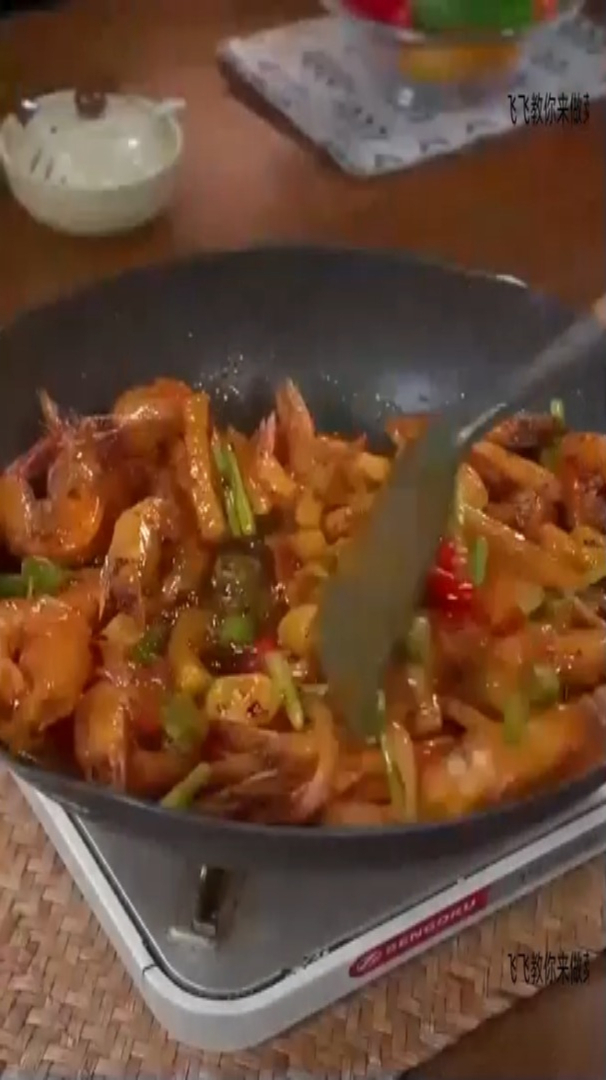 麻辣鲜香的干锅大虾,做法简单 好吃到连壳都不剩。干锅虾