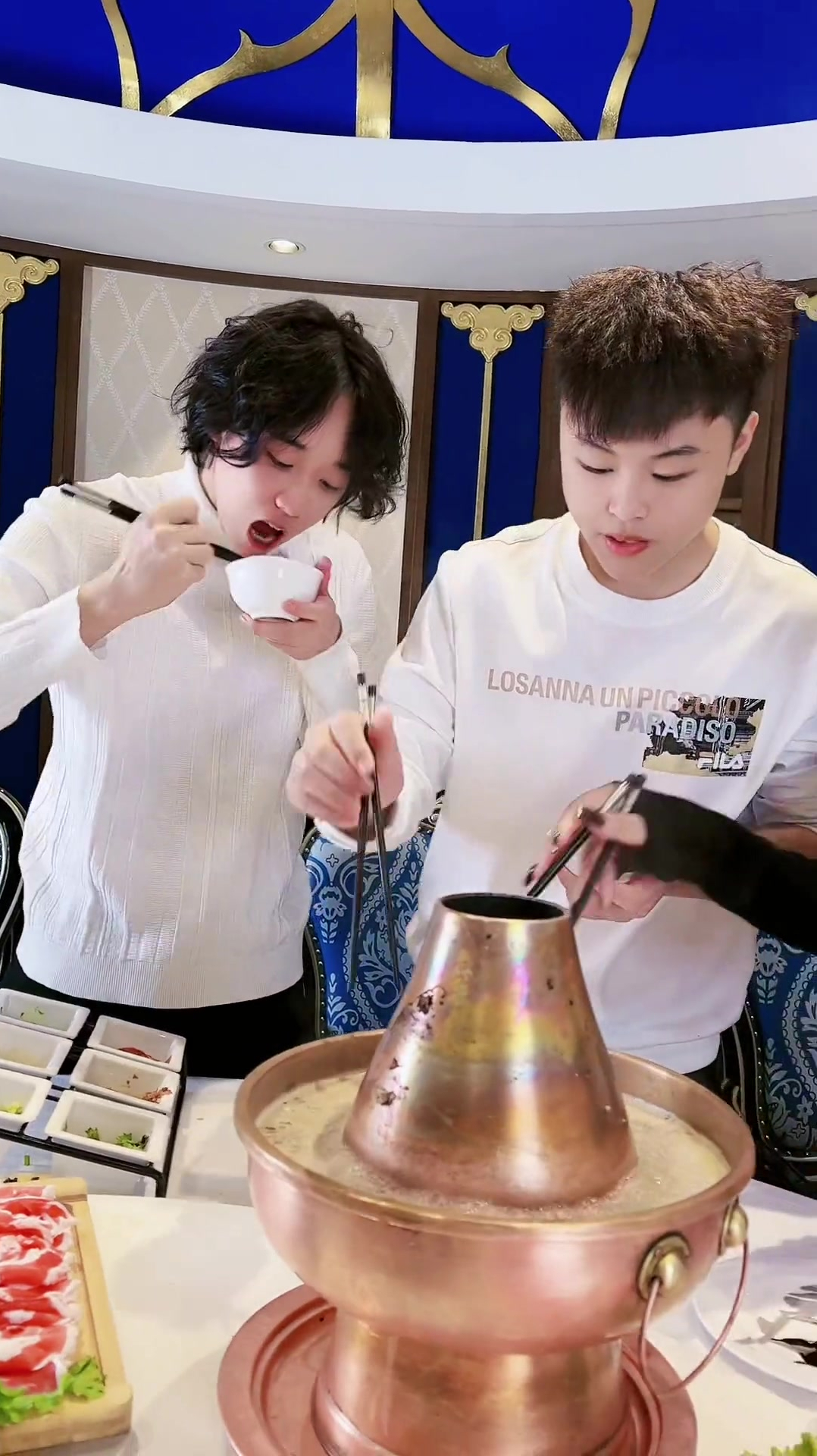 来到内蒙古,俩儿子最喜欢吃的就是羊肉火锅,亲儿子和继子哪个帅?