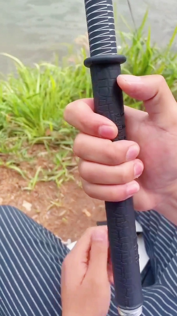 注意!鱼竿上一个小“动作”,竟然能在关键时刻救你一命!