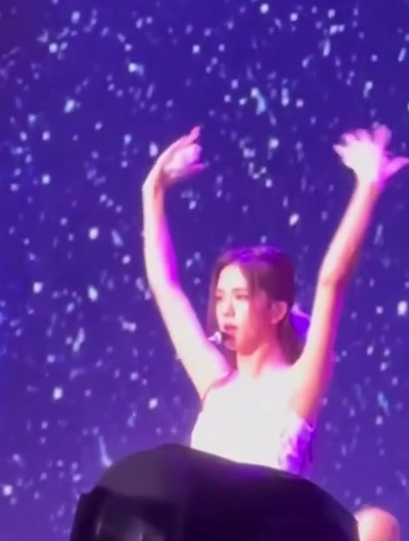 BLACKPINK澳门演唱会Jisoo《FLOWER》,白天鹅起舞