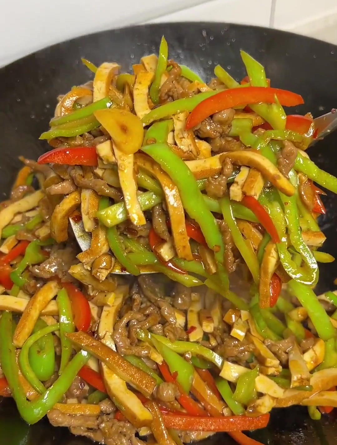青椒肉丝搭配米饭一绝,简直太下饭了,过程简单又美味