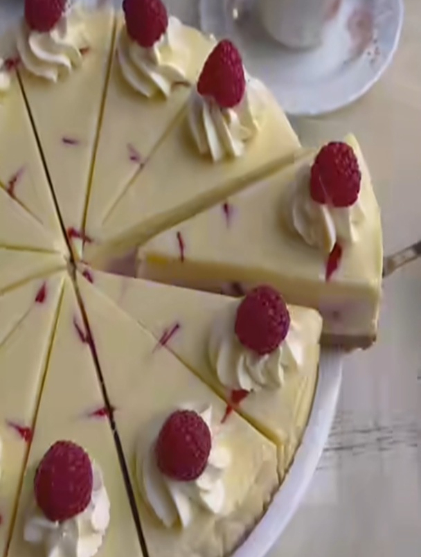 一定要试试这款白巧克力覆盆子奶酪蛋糕,生日必备!