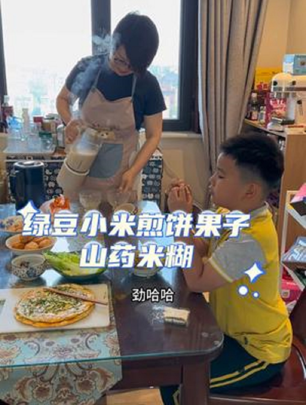 今天来做我们天津绿豆小米煎饼果子,配料升级版,有菜有肉一大套