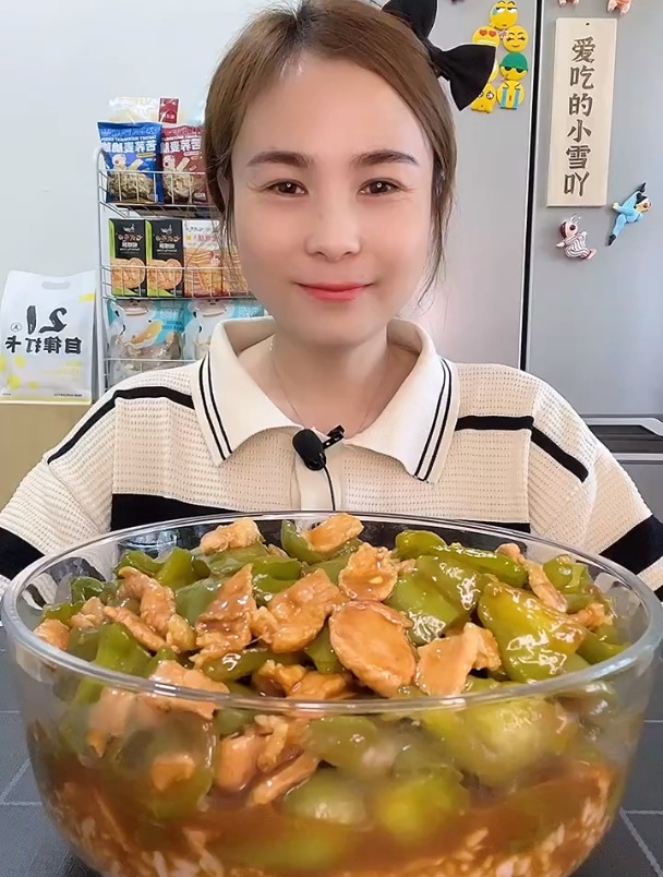 青椒炒肉盖饭,这个肉片有些过于瘦了