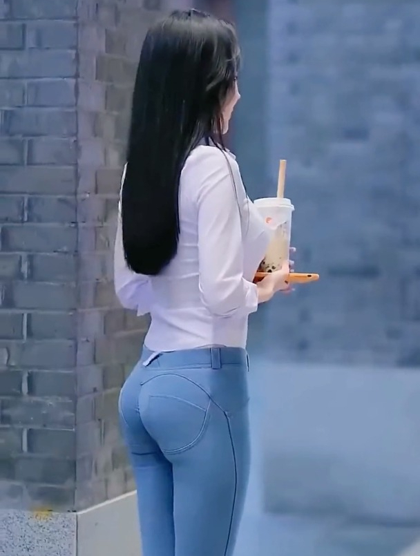 手拿奶茶的牛仔裤妹妹果然香,街拍,牛仔裤,街拍美女,奶茶妹妹