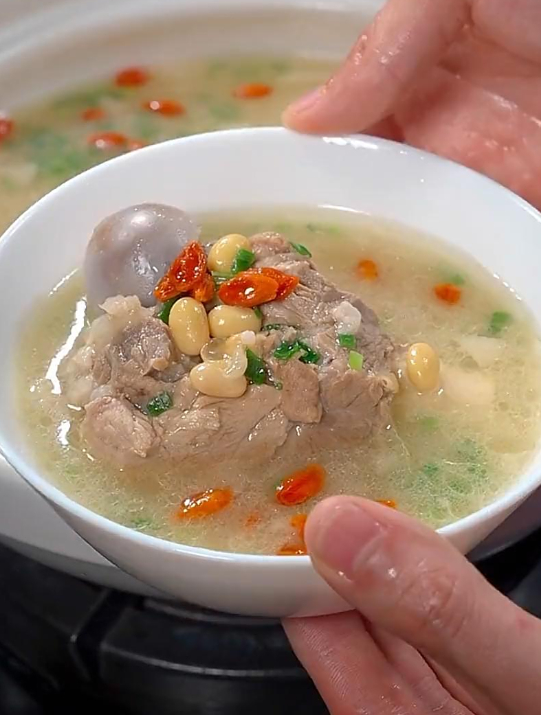 这样炖的大骨头汤,汤汁奶白