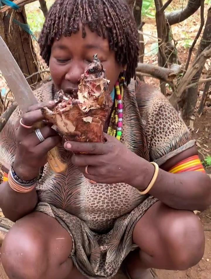 非洲生吃牛头肉!