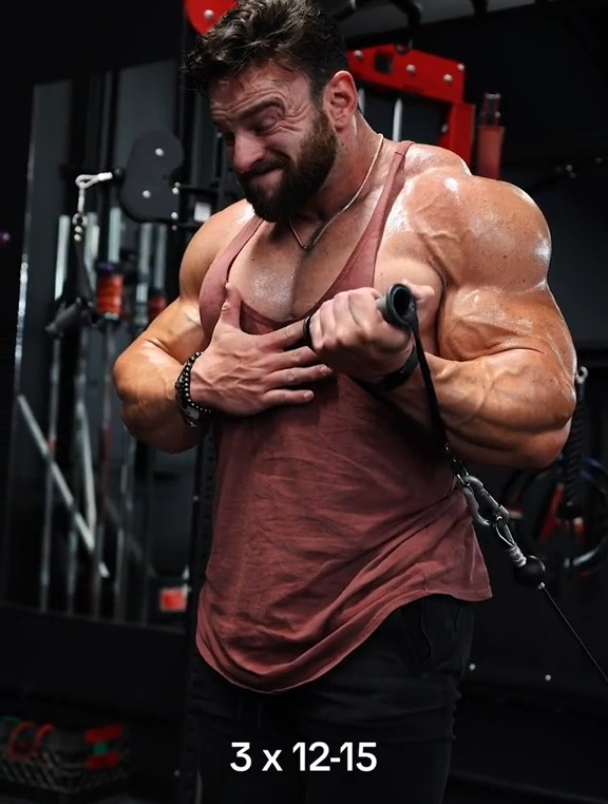 大块头肌肉男今天练手臂肌肉,牛B普拉斯