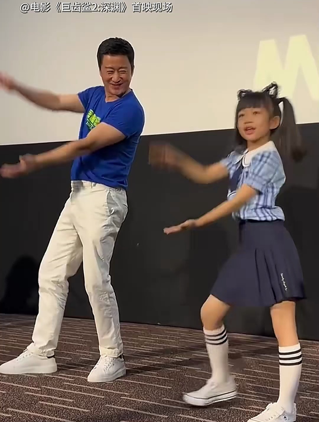 吴京和小女孩跳鲨鱼舞,原来吴师傅还有这么可爱的一面!