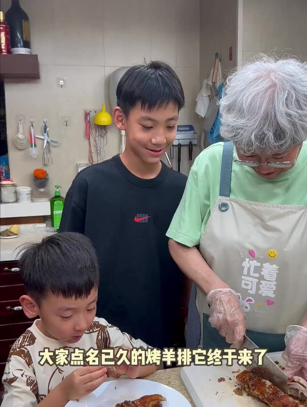 在家烤羊排也太好吃了!今天做羊肉,咱偶尔给俩孩子换换口味!