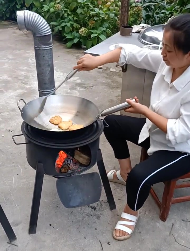 农村小伙研发“柴火灶”可以炒菜煮饭烧开水,还可以户外野炊烧烤