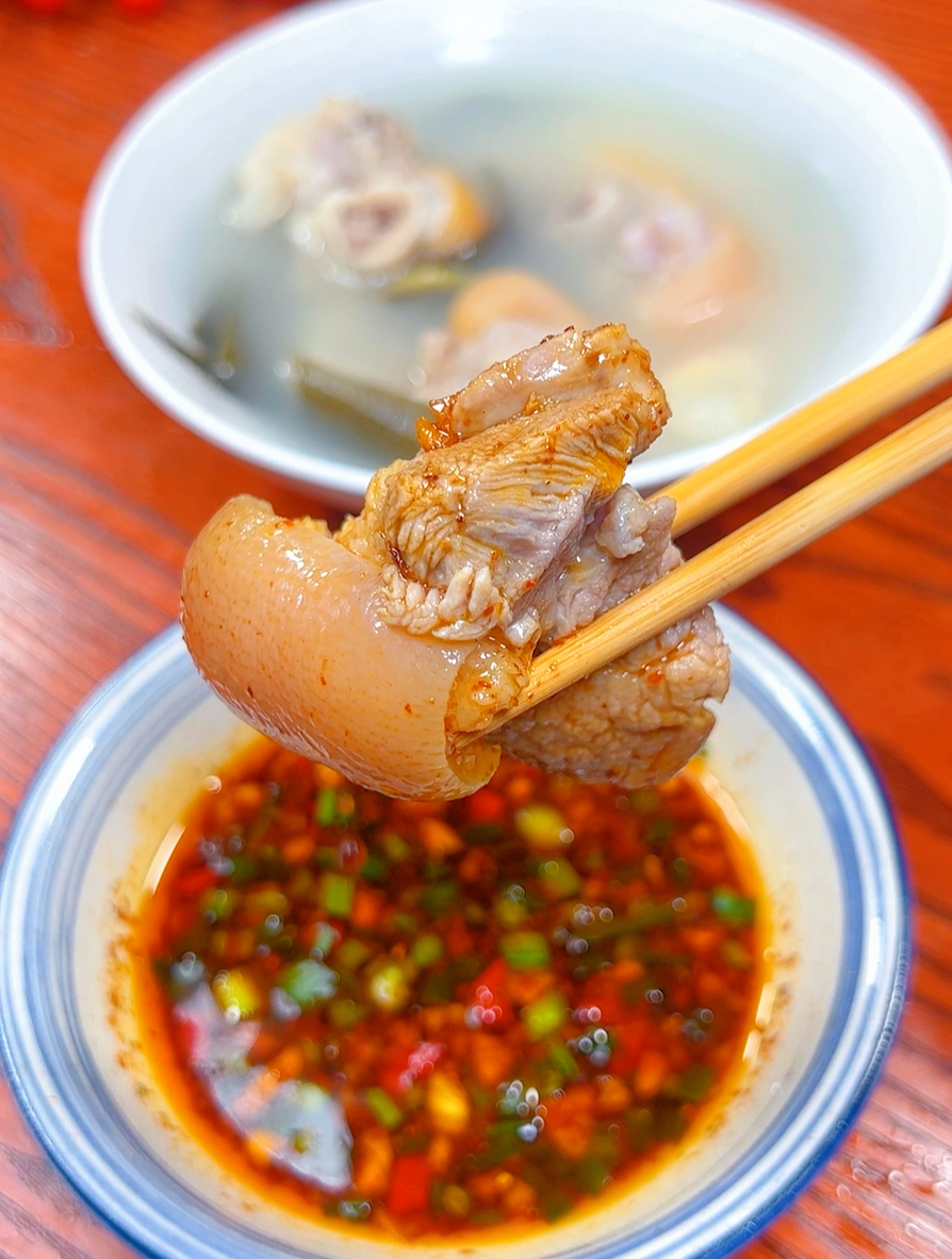 老妈炖蹄花太香了,做法简单汤浓肉鲜,大口喝汤太块吃肉太过瘾了