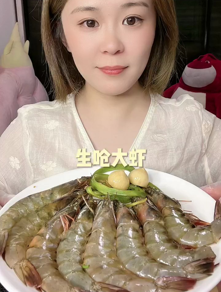 生呛大虾,晶莹剔透的虾肉,又鲜又嫩,超级好吃