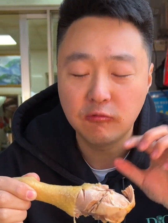 开了30年的白切鸡 皮脆多汁有嚼劲 配上沙姜酱油非常霸道