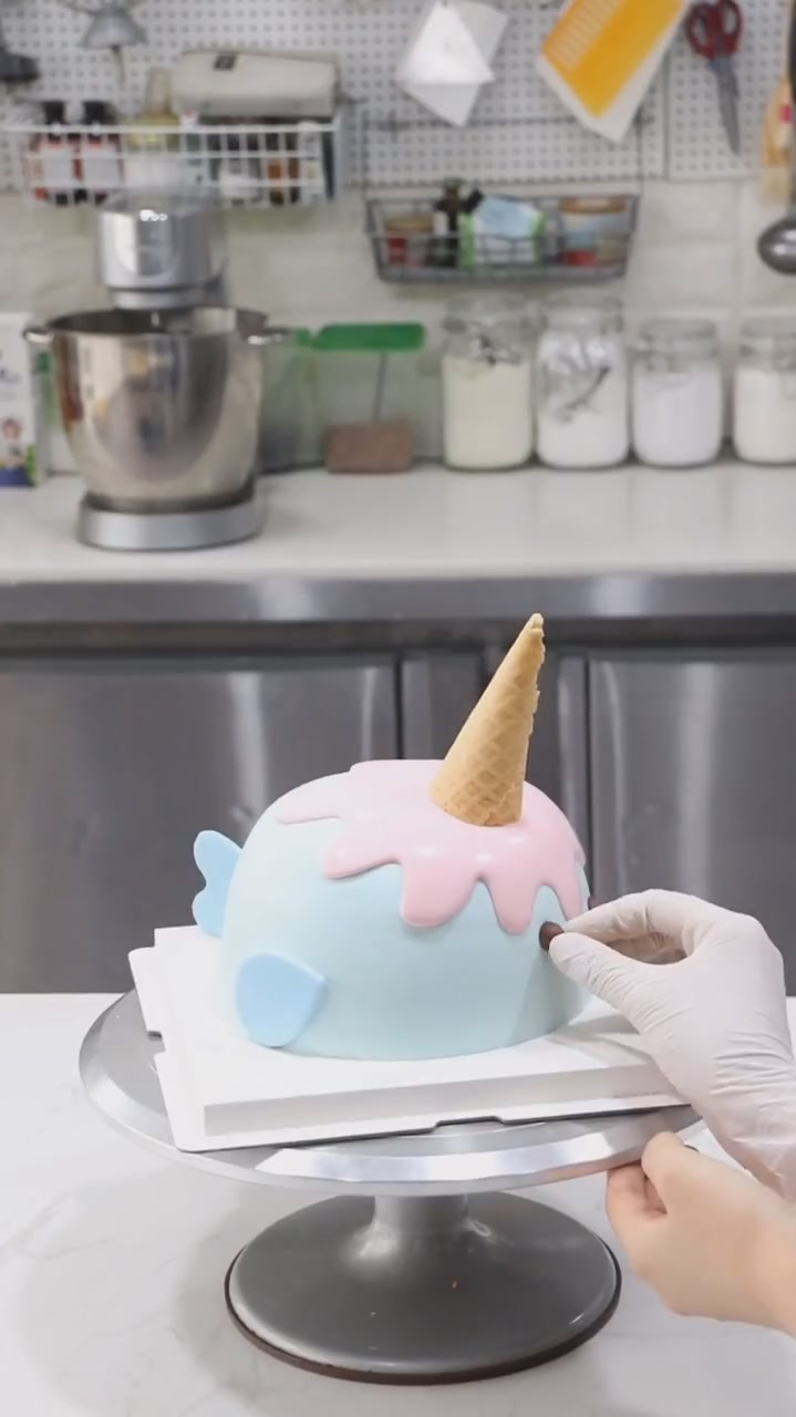 弧形抹面卡通鲸鱼蛋糕