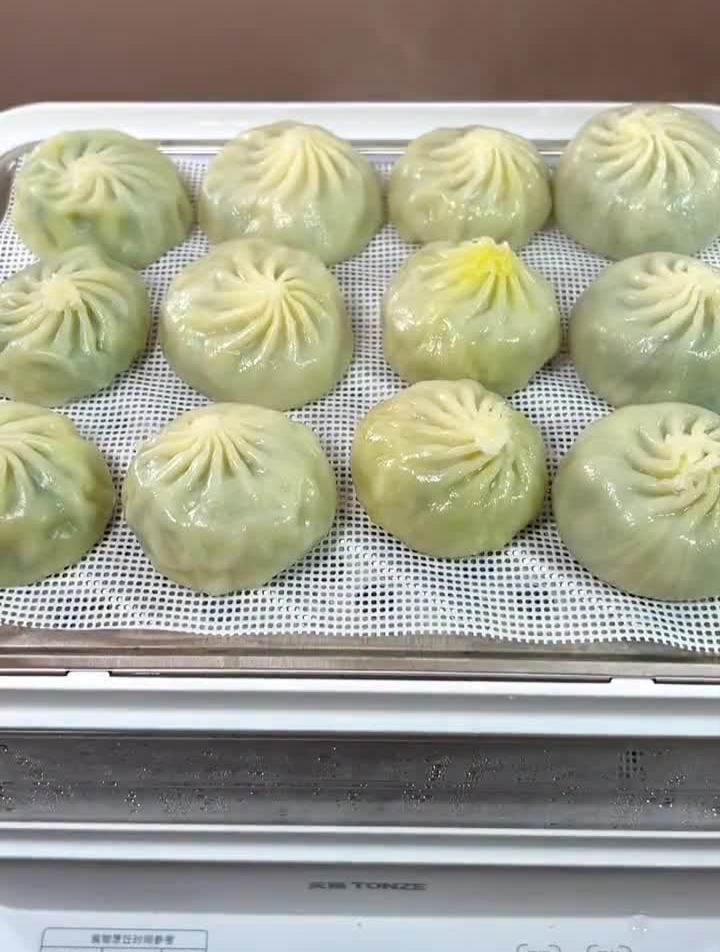 有槐花鸡蛋馅、素三鲜、荠菜馅、青菜香菇馅四种口味薄皮素包子