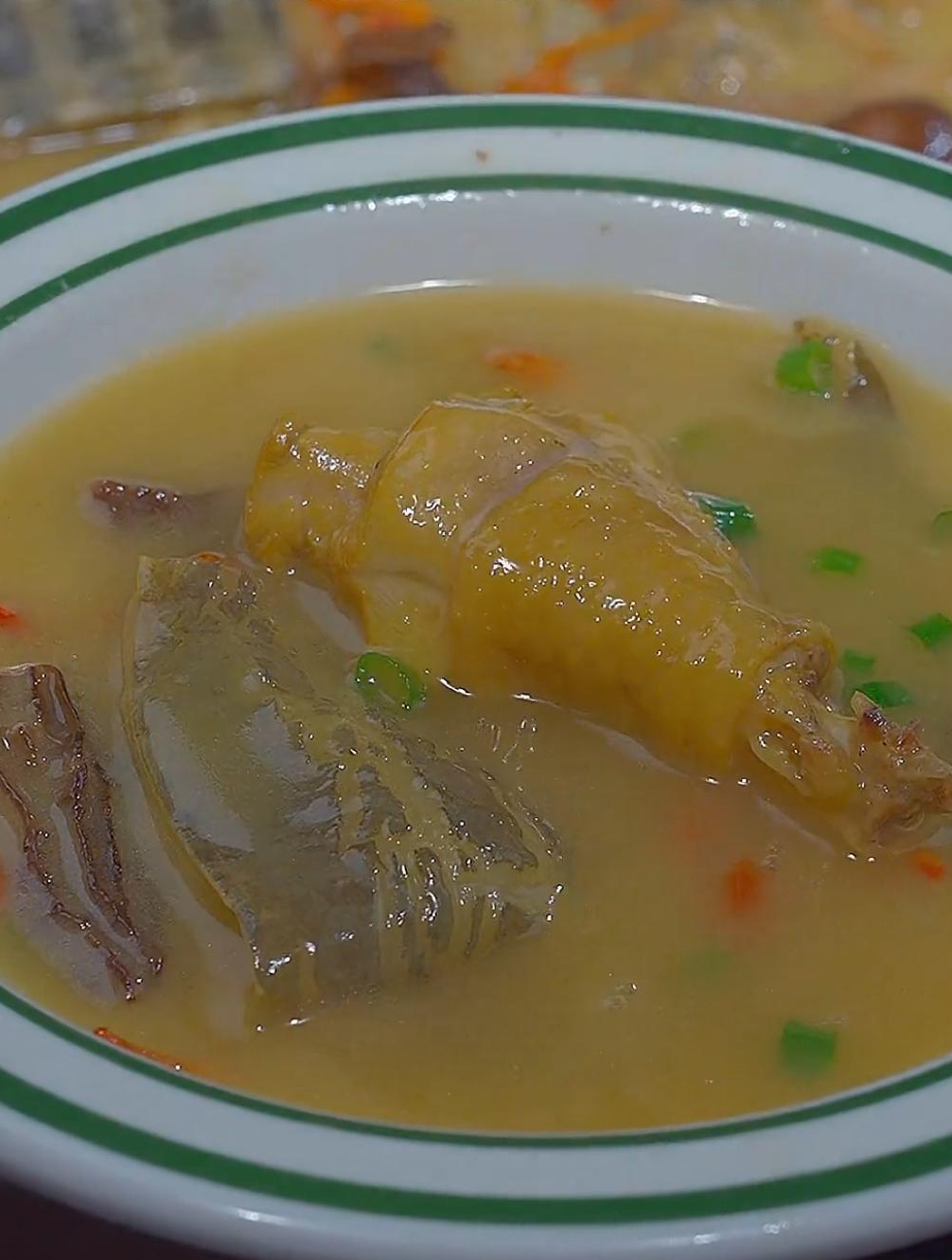 这样炖的甲鱼汤,原汁原味,菌香浓郁