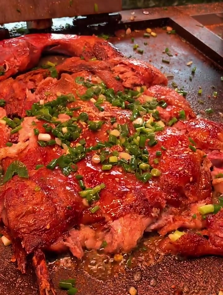 铁板鸭皮脆肉嫩,经过铁板这么一压,香味就激发出来