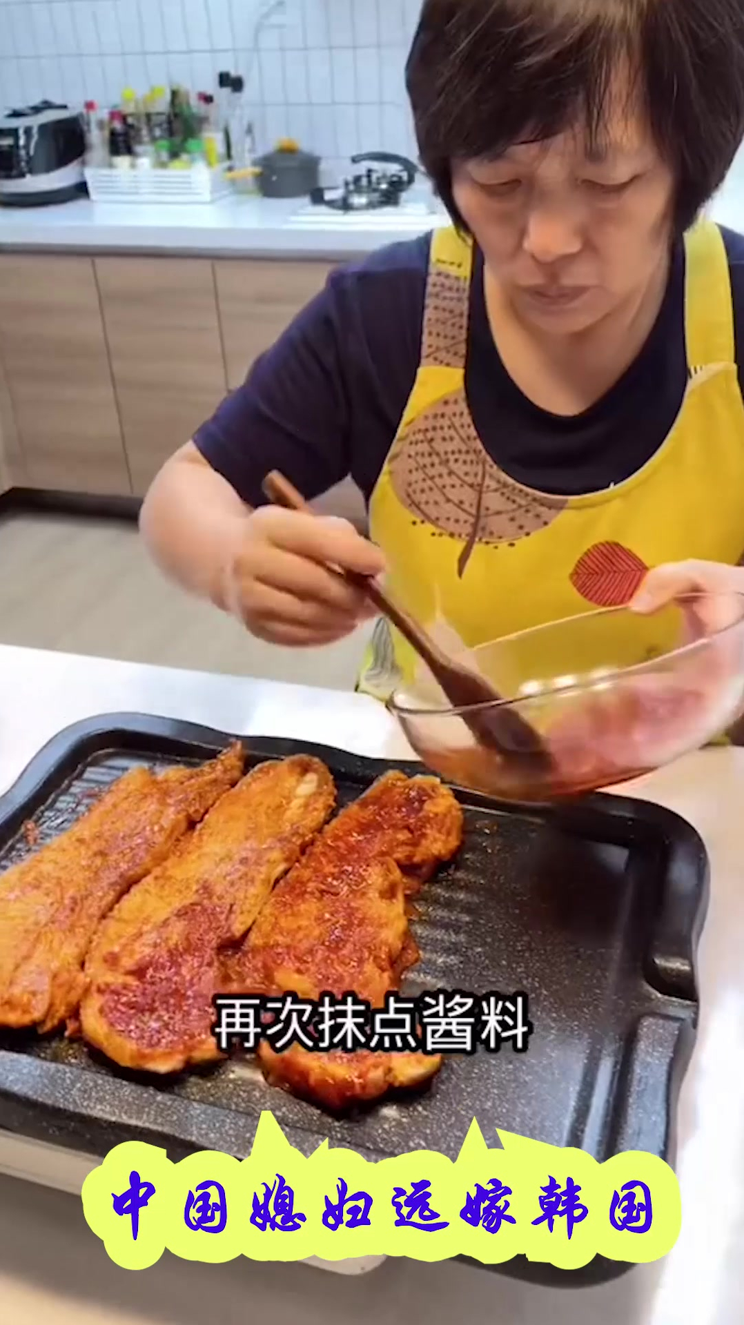 韩国婆婆的秘制辣酱烤五花肉,眼前这一幕,中国媳妇表示比国内的好吃