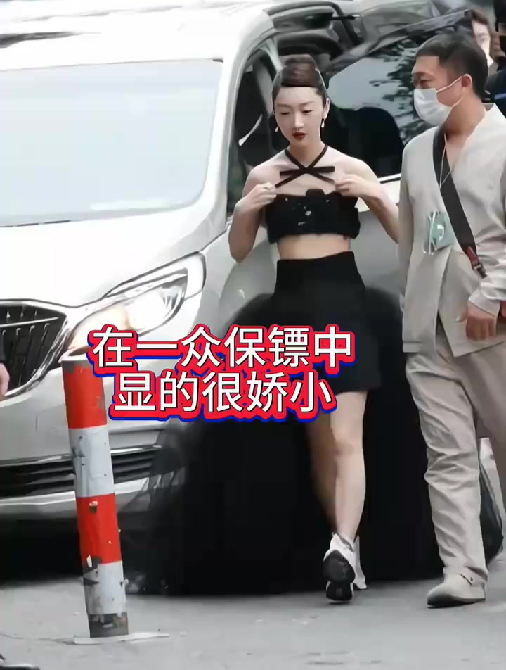 小黄鸭周冬雨在众多保镖的护送下,显得好娇小