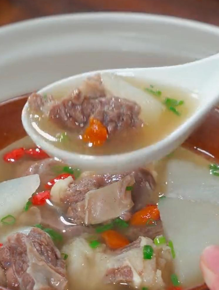 样炖的牛肉汤味道鲜美,肉质鲜嫩