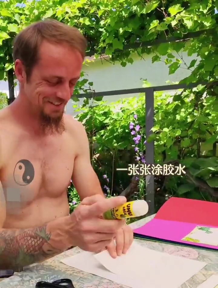 又被他感动到,如此用心地为孩子的生日派对做邀请函