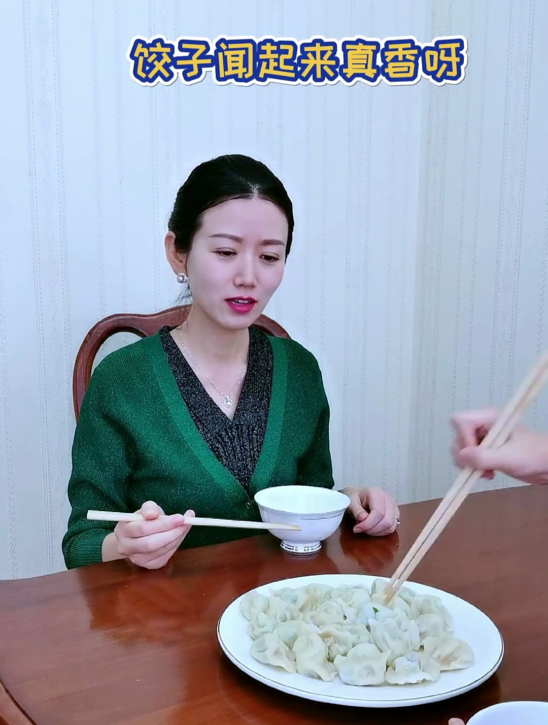 吃饺子时要用筷子夹着吃