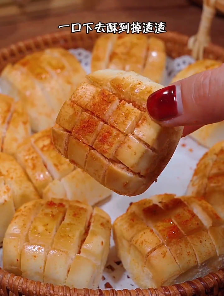 空气炸锅炸奶香馒头,放进去6分钟就成功,又脆又香,奶香味十足