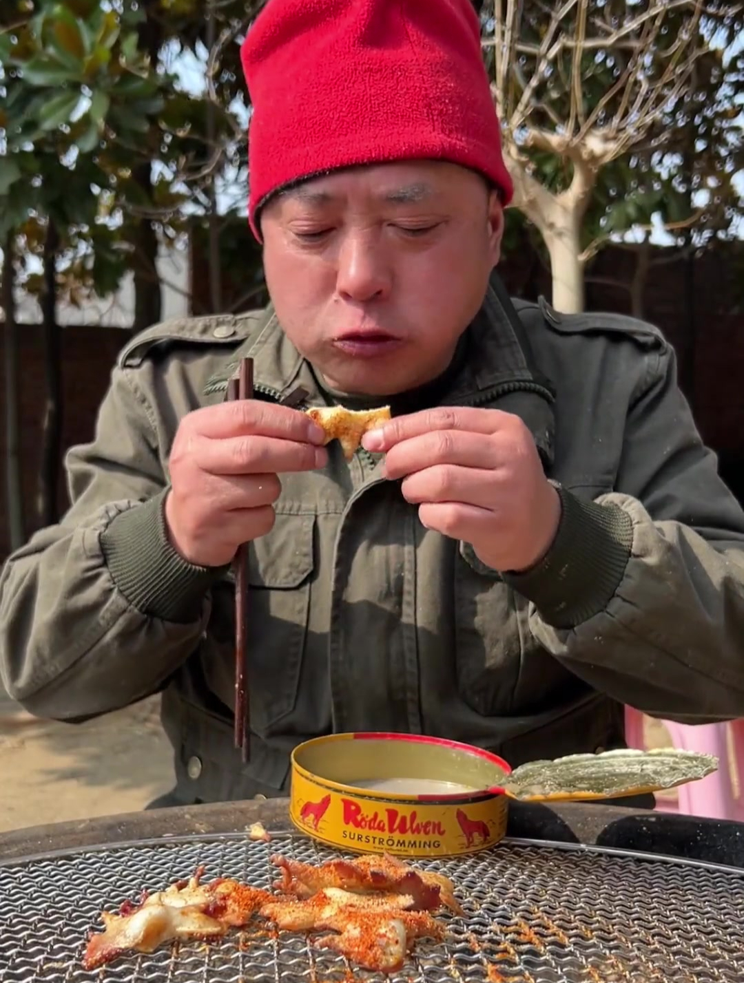 鲱鱼罐头配上烤鸡冠子,这小味道一下就上来了!