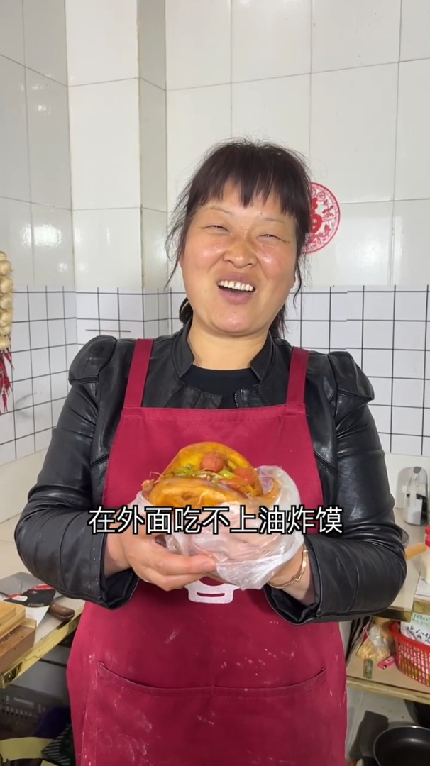 这一出门就想,在外面吃个油炸馍,看那队排的跟长龙一样