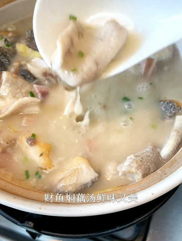湖北特色菜财鱼焖藕,怎么做到汤白藕粉鱼鲜!