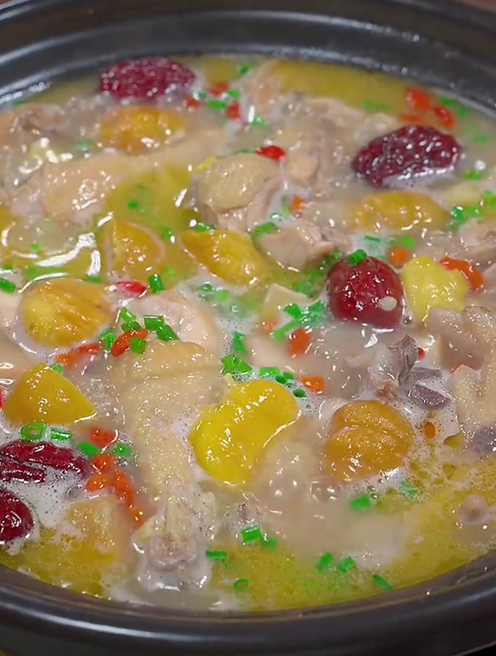 这样炖的板栗鸡汤汤汁鲜浓,简单又营养,大人小孩都爱吃