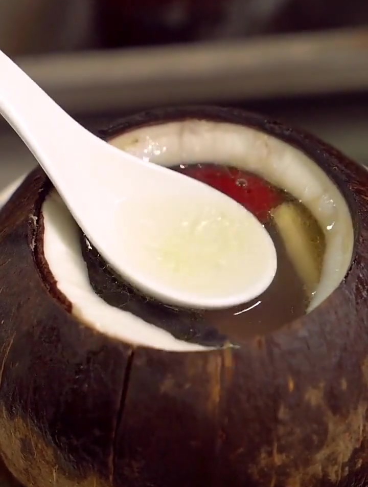 原只椰子炖乌鸡,椰子一点也不难开,教你干货技巧