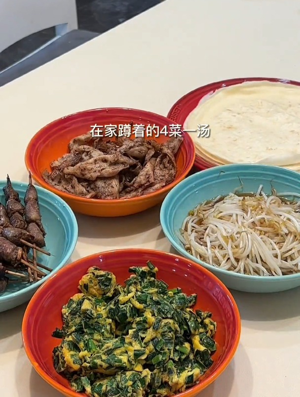 小学生在家上网课,终于可以安排4菜一汤,每个菜卷在一起你试试