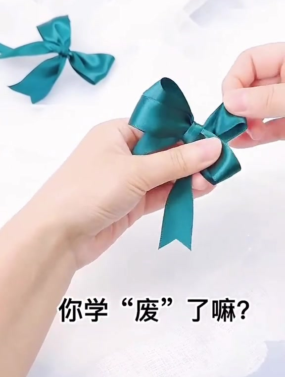 蛋糕上的蝴蝶结怎么系呢