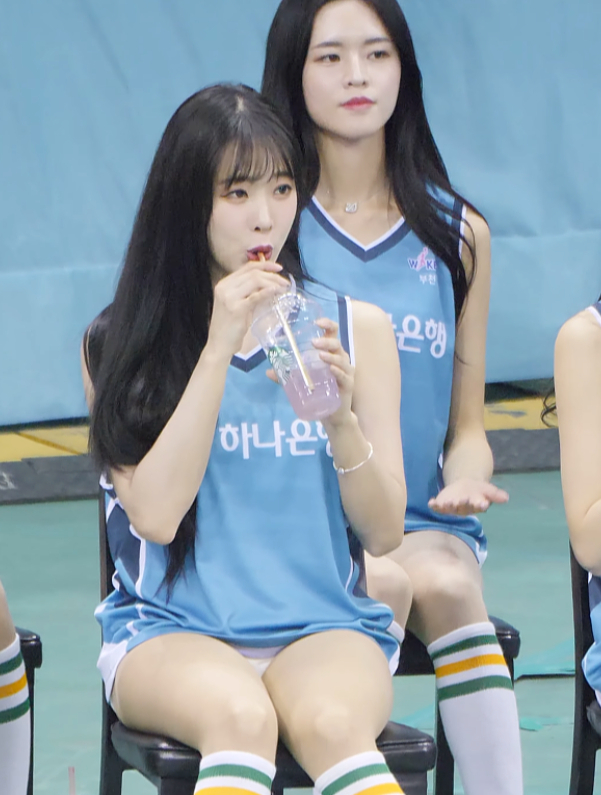 镜头抓拍到啦啦队美女赛场上涂抹口红喝奶茶,网友:扣工资