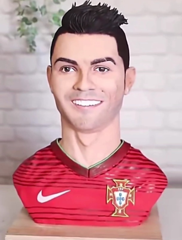 甜品师做出了一个完美复刻的C罗蛋糕