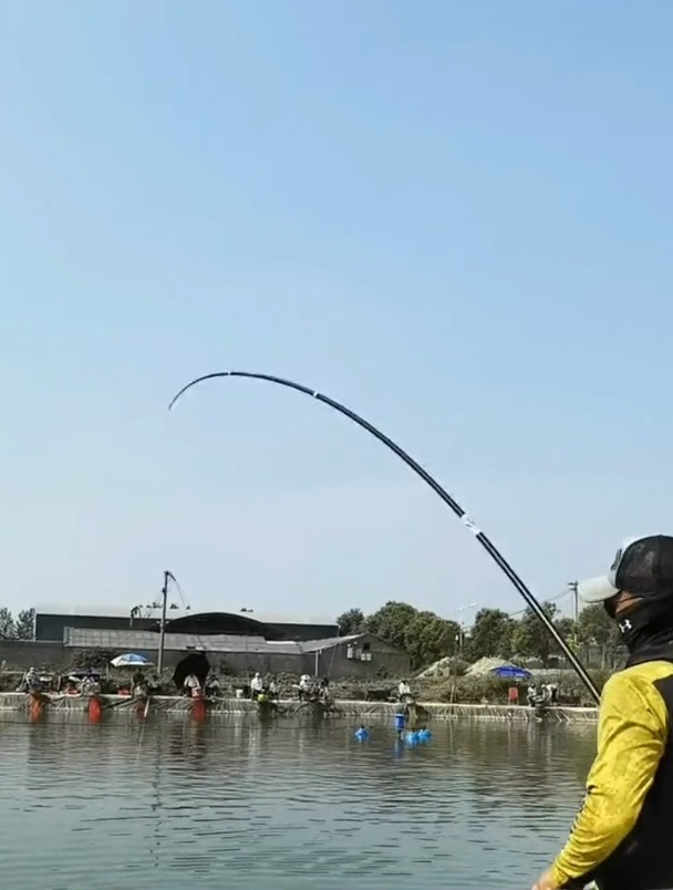 玩黑坑钓友都喜欢用什么钩?对鱼钩大小有要求吗?老钓友这样说!
