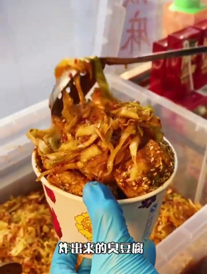 姐妹俩的小摊子,主要做泡菜臭豆腐和烤冷面
