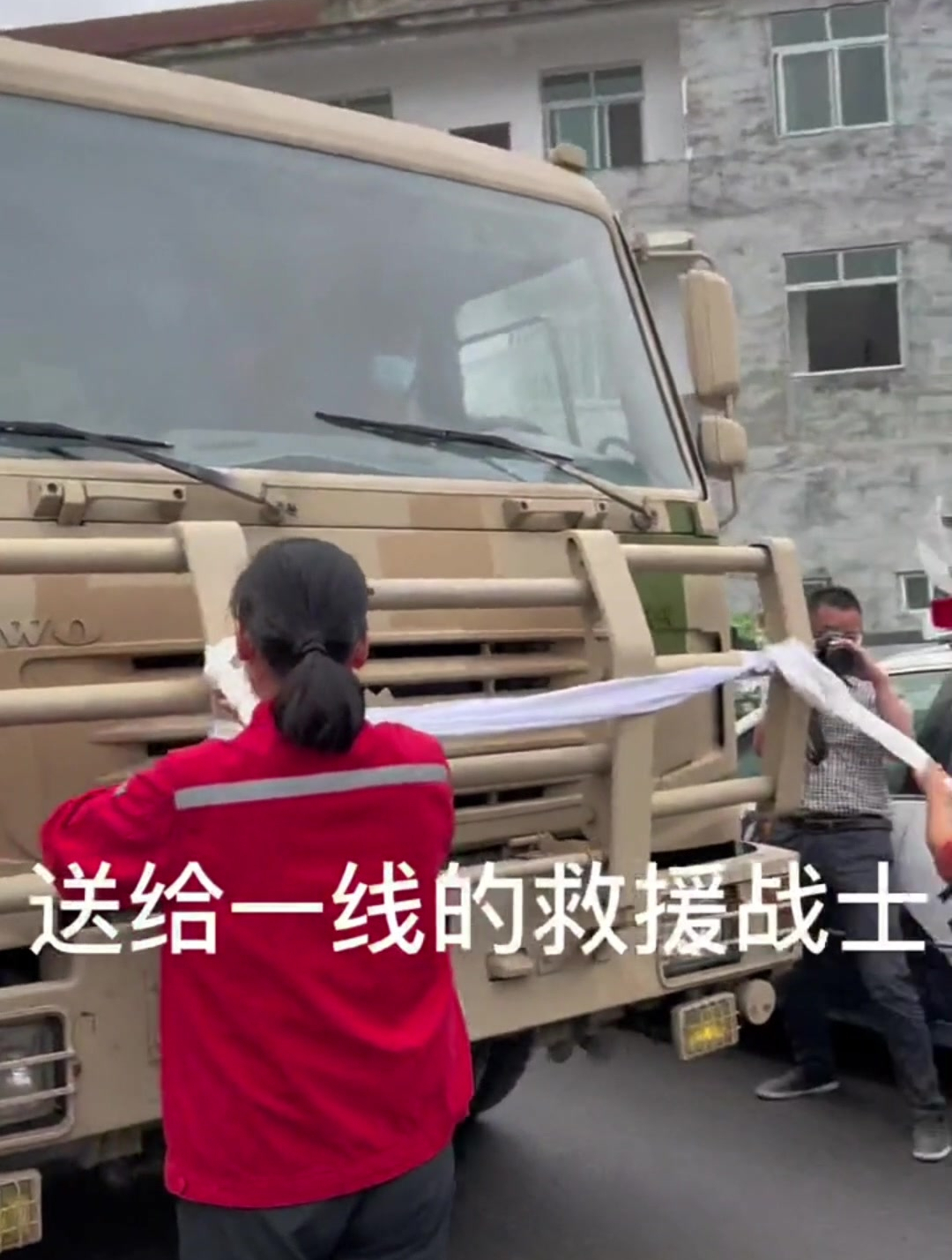 地震救援战士要撤出了,当地的藏族同胞献出神圣的哈达