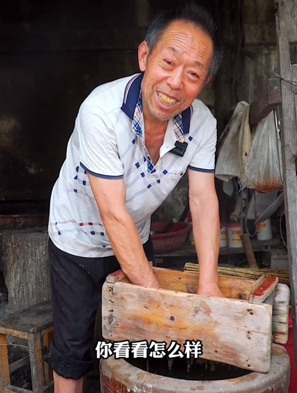 用红薯粉做出来的“娃娃鱼”,你们看好吃吗?