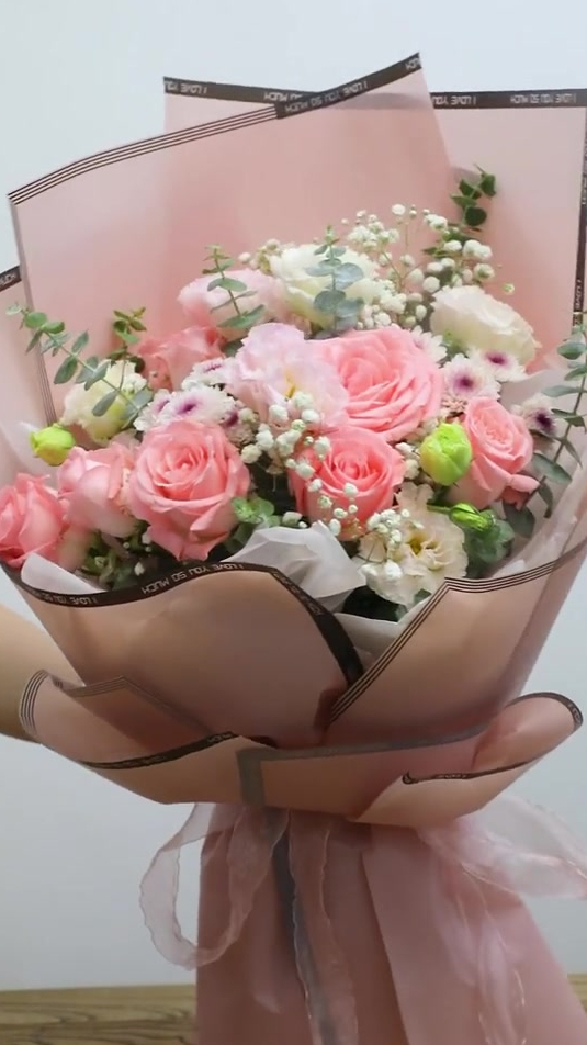 粉系清新花束教程,粉玫瑰 小雏菊 洋桔梗,多种配花