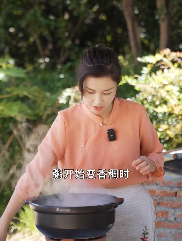 潮汕砂锅粥的做法大同小异,最受欢迎的当属海鲜粥